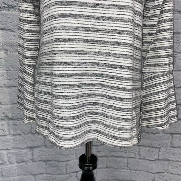 Gibson & Latimer vneck stripe top w/side slits & flare sleeve grey & white sz S - Picture 2 of 11